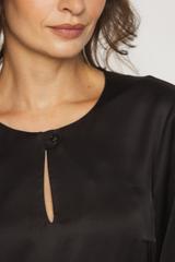 Bluzka z ozdobnym guzikiem przy dekolcie