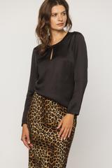 Bluzka z ozdobnym guzikiem przy dekolcie