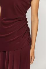 Bordowa asymetryczna bluzka z marszczeniem