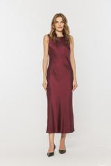 Bordowa satynowa sukienka midi z okrągłym dekoltem