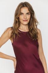 Bordowa satynowa sukienka midi z okrągłym dekoltem