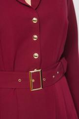 Bordowa sukienka midi z paskiem i zakładkami