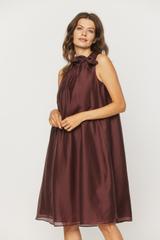 Bordowa sukienka z ozdobnym wiązaniem