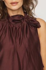 Bordowa sukienka z ozdobnym wiązaniem