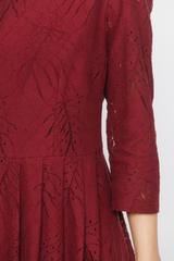 Bordowa wizytowa sukienka z matowej bawełnianej koronki
