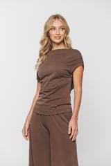 Brązowa dzianinowa bluzka z marszczeniem na ramionach