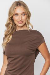 Brązowa dzianinowa bluzka z marszczeniem na ramionach