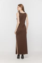 Brązowa dzianinowa sukienka maxi z dekoracyjnym ramiączkiem