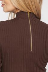 Brązowa sukienka o prążkowanej fakturze z bawełny