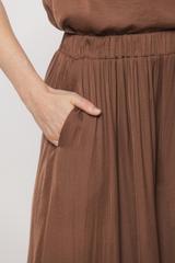 Brązowe lekkie spodnie o satynowym połysku