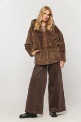 Brązowe stylowe futerko z praktycznym kapturem