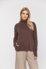 Brązowy golf o luźnym kroju z dopasowanym rękawem