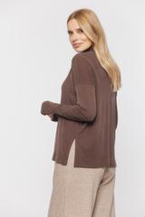 Brązowy golf o luźnym kroju z dopasowanym rękawem