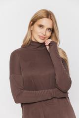 Brązowy golf o luźnym kroju z dopasowanym rękawem