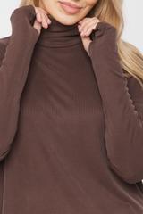 Brązowy golf o luźnym kroju z dopasowanym rękawem