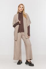 Brązowy golf o luźnym kroju z dopasowanym rękawem