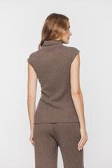 Brązowy półgolf bez rękawa z fakturowanej dzianiny