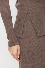 Brązowy półgolf z długim rękawem z fakturowanej dzianiny