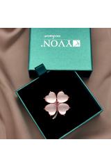 Pastelowa broszka koniczyna z perłowym połyskiem