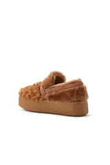 Futerkowe mokasyny ze skóry owczej w kolorze karmelowym