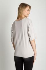 Beżowy t-shirt z nadrukiem i półokrągłym dekoltem