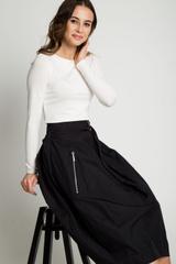 Obszerna spódnica z naszytą kieszenią i wiązaniem w pasie