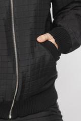 Casualowa pikowana bomberka z praktycznymi kieszeniami