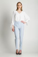 Błękitne spodnie w kant z wąskimi nogawkami