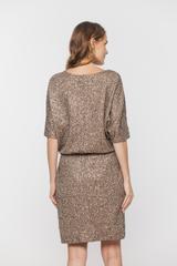 Cekinowa ciemnobeżowa sukienka z nietoperzowym rękawem