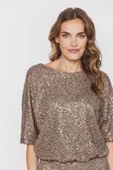 Cekinowa ciemnobeżowa sukienka z nietoperzowym rękawem