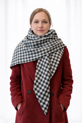 Trójkątna wełniana chusta w czarno-szarą kratkę