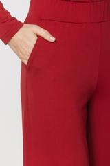 Ciemnoczerwone dzianinowe spodnie z wygodnymi kieszeniami