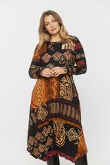 Codzienna sukienka z dzianiny w brązowej tonacji