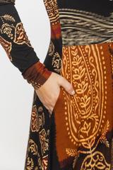 Codzienna sukienka z dzianiny w brązowej tonacji