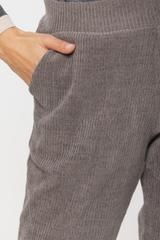 Codzienne spodnie z prążkowanej szarej dzianiny