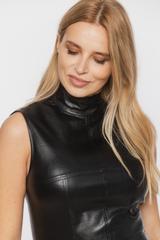 Czarna bluzka bez rękawa ze skóry ekologicznej