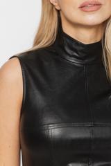 Czarna bluzka bez rękawa ze skóry ekologicznej