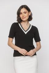Czarna bluzka z ozdobnym dekoltem