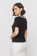 Czarna bluzka z ozdobnym dekoltem