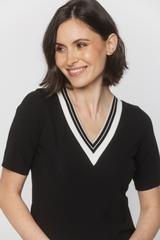 Czarna bluzka z ozdobnym dekoltem