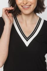 Czarna bluzka z ozdobnym dekoltem