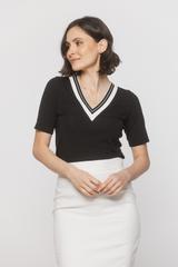 Czarna bluzka z ozdobnym dekoltem