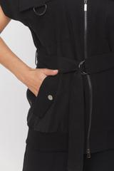 Czarna designerska bluzka z kieszeniami o kroju kamizelki