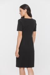 Czarna dopasowana sukienka z modelującymi zaszewkami