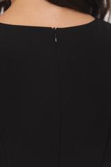 Czarna dopasowana sukienka z modelującymi zaszewkami