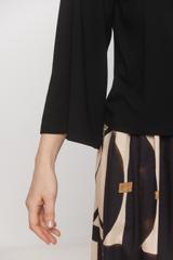 Czarna dzianinowa bluzka o luźnym kroju