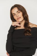 Czarna dzianinowa bluzka odsłaniająca ramiona