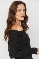 Czarna dzianinowa bluzka odsłaniająca ramiona