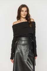 Czarna dzianinowa bluzka odsłaniająca ramiona