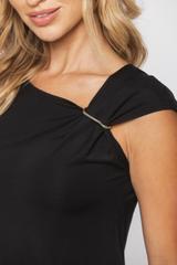 Czarna dzianinowa bluzka z ciekawym detalem